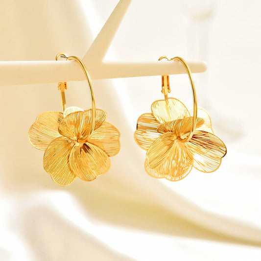 Übertriebene goldene hohle Ohrringe