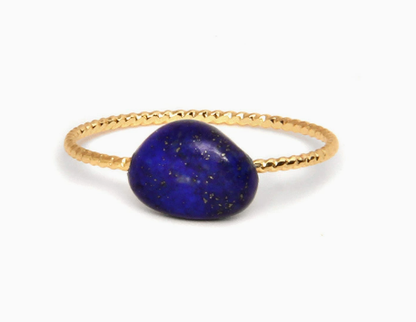 Dünner Ring mit bunten Steinen