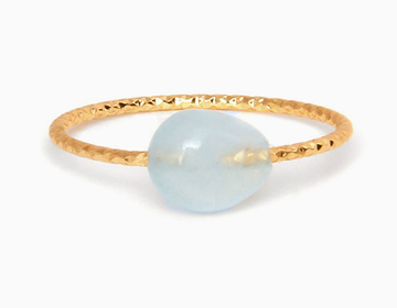 Dünner Ring mit bunten Steinen