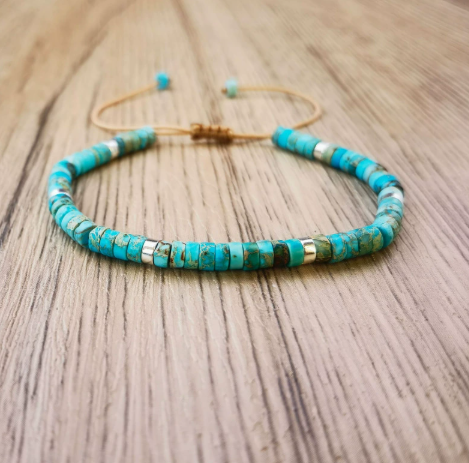 Zeitloses zartes Perlenarmband aus Türkis
