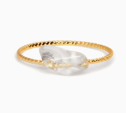 Dünner Ring mit bunten Steinen