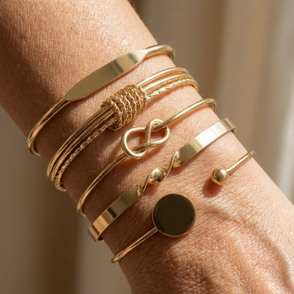 Elegantes, geknotetes Goldarmband-Set