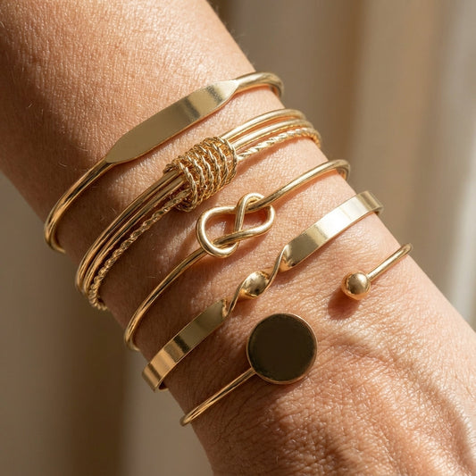 Elegantes, geknotetes Goldarmband-Set