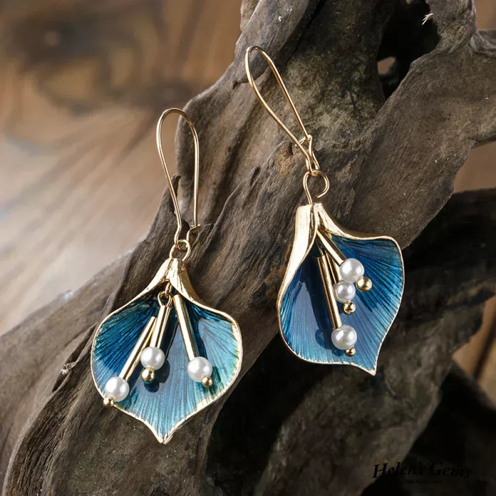 Goldene blaue Lilien-Ohrringe mit Perlen